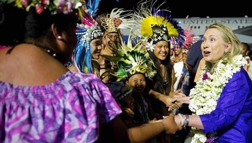 Ngoại trưởng Mỹ Hillary Clinton được chào đón tại sân bay Rarotonga đảo Cook