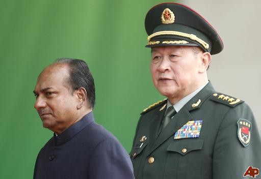 Bộ trưởng Quốc phòng Trung Quốc Lương Quang Liệt với người đồng cấp Ấn Độ A.K.Antony