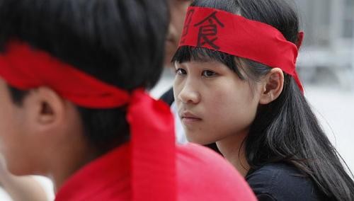 Học sinh tiến hành tuyệt thực 3 ngày trước trụ sở Đặc khu Hành chính Hồng Kông phản đối chương trình giáo dục quốc dân mới của Trung Quốc