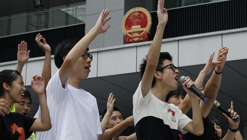 Học sinh tụ tập và hát hò bên ngoài trụ sở Đặc khu Hành chính Hồng Kông phản đối chương trình giáo dục quốc dân mới của Trung Quốc