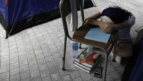 Một học sinh mệt mỏi ngủ thiếp đi tại nơi biểu tình