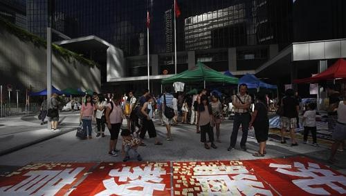 Tấm băng-rôn viết "Giáo dục tẩy não" tại nơi học sinh hạ trại bên ngoài trụ sở Đặc khu Hành chính Hồng Kông