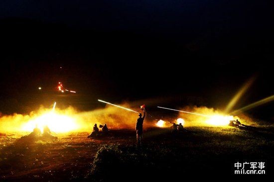 Hỏa lực quân khu Tế Nam diễn tập bắn đạn thật ban đêm