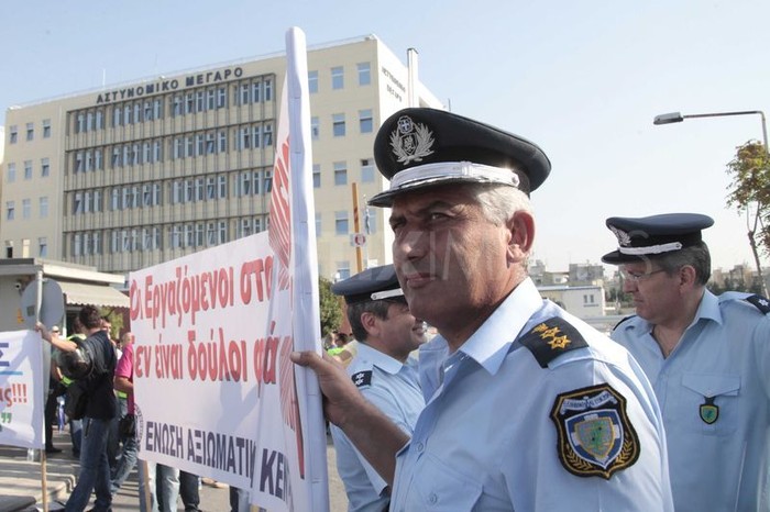 Cảnh sát biểu tình giương biểu ngữ phản đối chính sách cắt giảm chi tiêu hà khắc của chính phủ