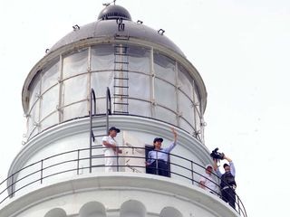 Mã Anh Cửu tham quan ngọn hải đăng trên đảo Bành Giai