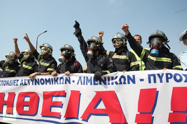 Lính cứu hỏa biểu tình phản đối cắt giảm lương