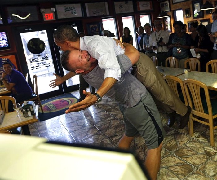 Tổng thống Obama bị nhấc bổng khỏi sàn