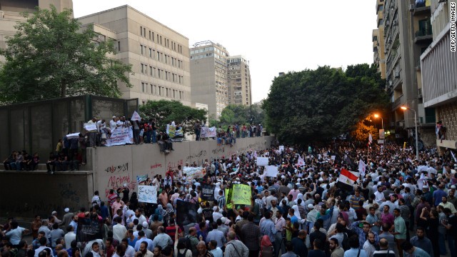 Rất đông người biểu tình tụ tập trước đại sứ quán Mỹ tại Cairo