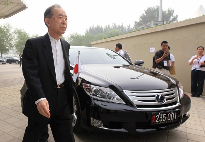 Cựu Đại sứ Uichiro Niwa từng bị giật cờ đầu xe trên đường phố Bắc Kinh