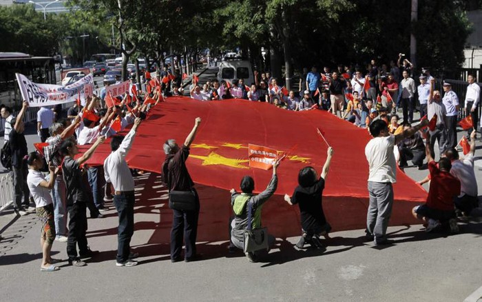 Người Trung Quốc biểu tình trước đại sứ quán Nhật Bản ở Bắc Kinh