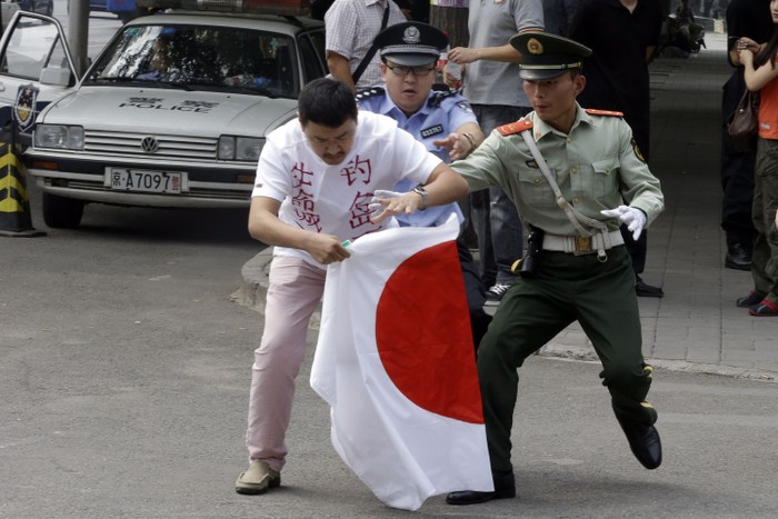 Người biểu tình Trung Quốc xé, đốt cờ Nhật Bản