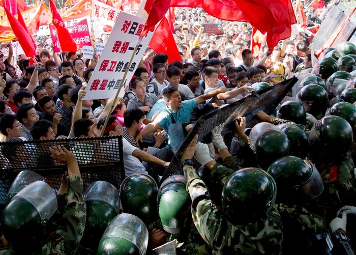 Người biểu tình Trung Quốc tấn công hàng rào an ninh