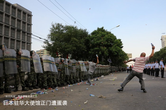 Người biểu tình Trung Quốc ném chai lọ, trứng thối vào đại sứ quán Nhật Bản tại Bắc Kinh