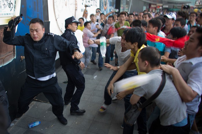 Người biểu tình còn tấn công cả cảnh sát Trung Quốc