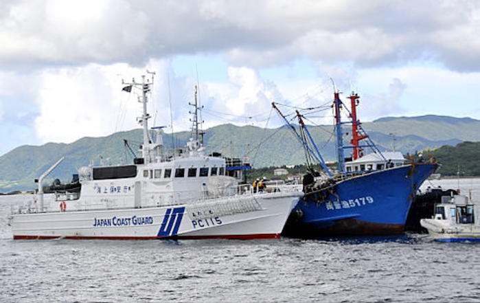 Tàu Cảnh sát biển Nhật Bản tiếp cận một tàu cá Trung Quốc