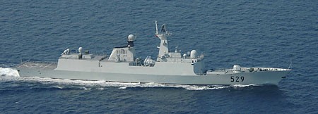 Tàu hộ vệ lớp 054 số hiệu 529, bức ảnh được giới truyền thông Trung Quốc trích dẫn từ Kyodo News và chú thích rằng tàu này là 1 trong 2 chiếc đang mon men gần Senkaku/Điếu Ngư. Ảnh chụp từ máy bay PC-3 Nhật Bản