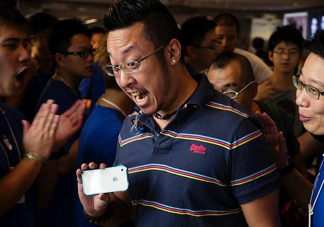 Một người Hồng Kông sung sướng vì mua được iPhone 5