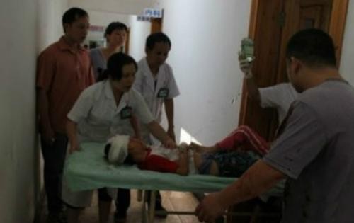 Một học sinh bị thương được đưa vào bệnh viện