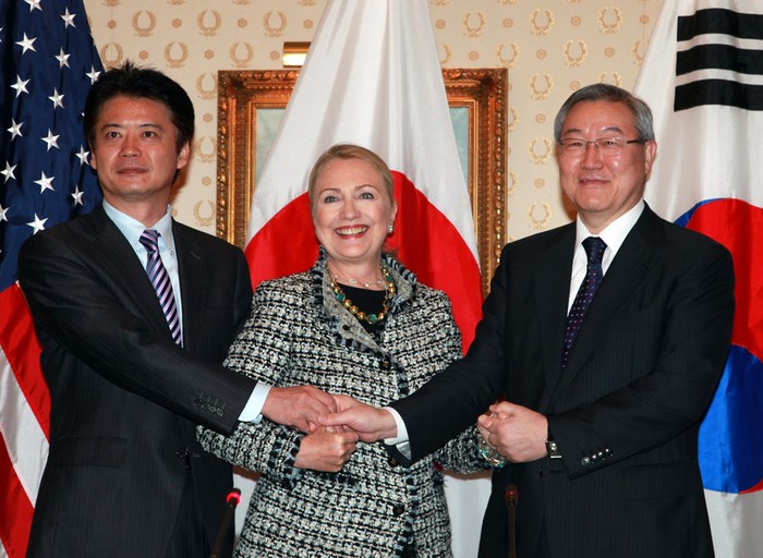 Ngoại trưởng ba nước Mỹ, Nhật Bản, Hàn Quốc bắt tay nhau bên lề hội nghị Đại hội đồng Liên Hợp Quốc