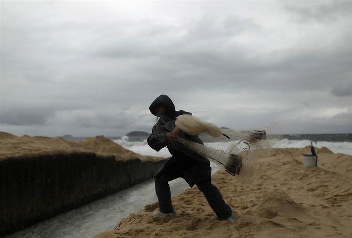 Một ngư dân quăng lưới tại bãi biển Ipanema ở Rio de Janeiro, Brazil, ngày 26 tháng 9.
