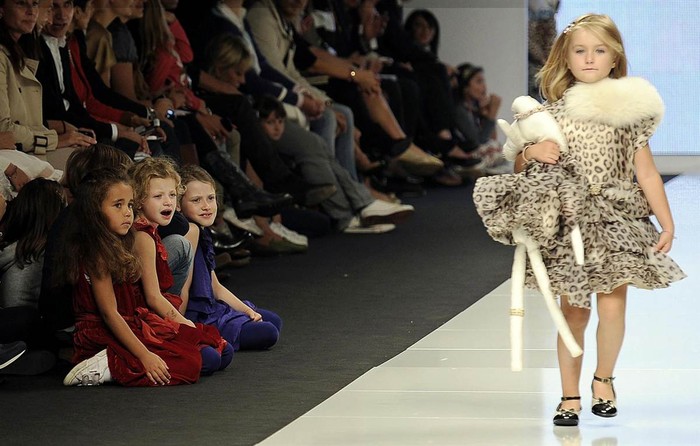 Một người mẫu "nhí" cất bước trên sàn diễn thời trang cho trẻ em trong khủng hoảng tổ chức tại Milan, Italy ngày 25/9. Tất cả tiền thu được từ chương trình được quyên góp cho dự án cho giáo dục trẻ em có hoàn cảnh khó khăn. Sự kiện này đã kết thúc tuần thời trang Milan.