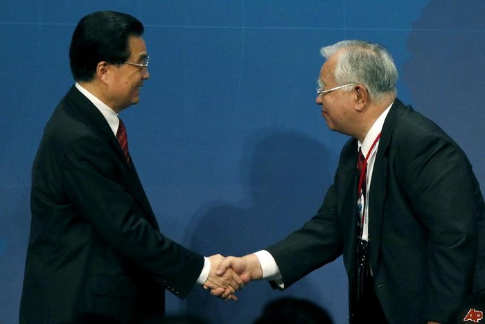 Ông Hiromasa Yonekura gặp gỡ Chủ tịch Trung Quốc Hồ Cẩm Đào năm 2010