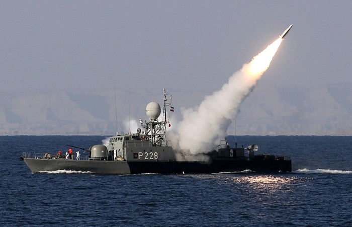 Tàu chiến Iran phóng tên lửa trong một cuộc tập trận tại eo biển Hormuz