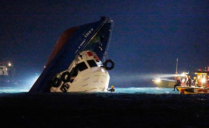 Các nhân viên cứu hộ kiểm tra chiếc tàu bị chìm sau khi va chạm với một chiếc phà hôm 01/10 gần đảo Lamma thuộc vùng biển phía tây nam Hồng Kông. Vụ tai nạn này đã khiến 38 người thiệt mạng. Nguyên nhân tai nạn vẫn đang được điều tra làm rõ.