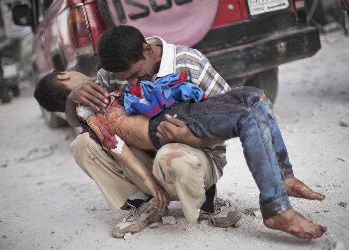 Một người đàn ông khóc khi ôm xác con gần bệnh viện Dar El Shifa ở Aleppo, Syria ngày 03/10. Những kẻ đánh bom liều chết đã kích nổ một chiếc xe chất đầy thuốc nổ trong khu vực do quân đội chính phủ kiểm soát, giết chết hàng chục người và san phẳng nhiều tòa nhà.