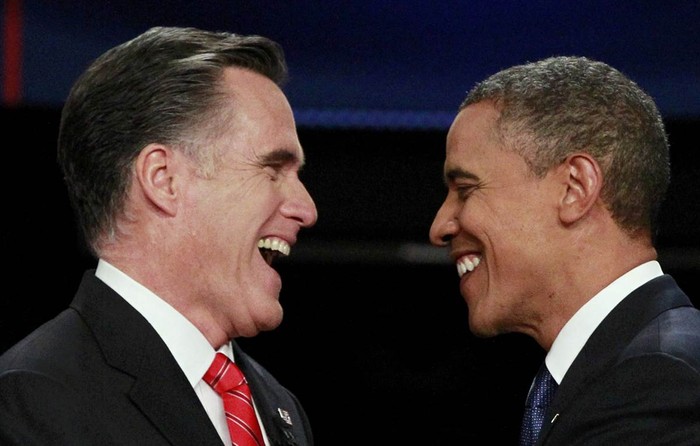 Ứng cử viên đảng Cộng hòa Mitt Romney và Tổng thống Barack Obama bắt tay tại buổi tranh luận trực tiếp trên truyền hình lần thứ nhất ở Denver, Colorado ngày 03/10.