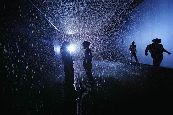 Khách tham quan trải nghiệm “Phòng Mưa” tại Nhà Vòm ở Trung tâm Barbican, thủ đô London của Anh hôm 03/10. Phòng mưa có diện tích 100 mét vuông với các cảm biến cảm nhận được vị trí của khách tham quan khi bước vào.