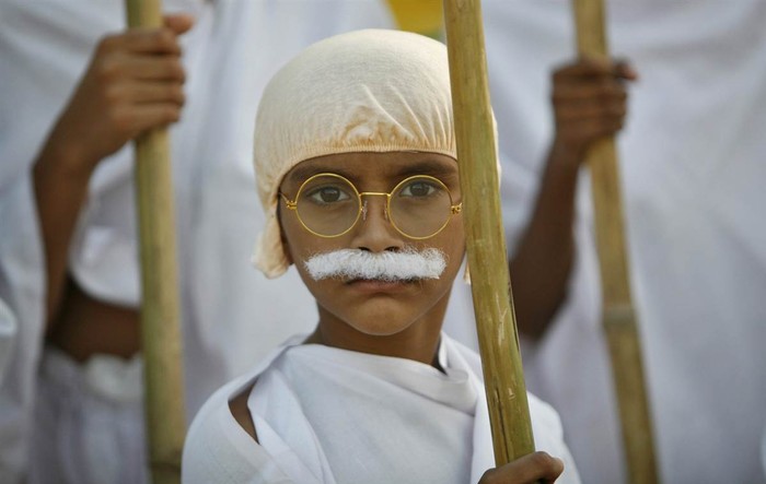 Một cậu bé hóa trang thành Mahatma Gandhi tham gia vào cuộc diễu hành kỷ niệm 143 năm ngày sinh nhà lãnh đạo Gandhi ở thành phố Ahmedabad miền tây Ấn Độ hôm 02/10.