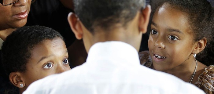 Tổng thống Barack Obama dừng lại để chào hỏi hai người ủng hộ nhỏ tuổi trong đợt vận động tranh cử hôm 27/9 tại Farm Bureau Live ở Virginia Beach.