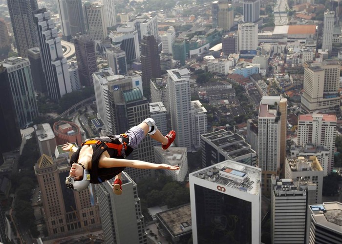Vận động viên Florian Pays người Pháp nhảy xuống từ tòa tháp KL nổi tiếng của Malaysia cao 421 mét ở Kuala Lumpur hôm 29/9.