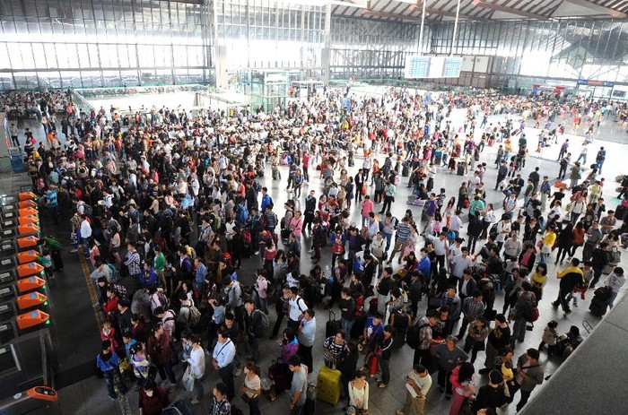 Hành khách tập trung đông nghịt chờ lên tàu ở ga xe lửa Tô Châu tỉnh Giang Tô