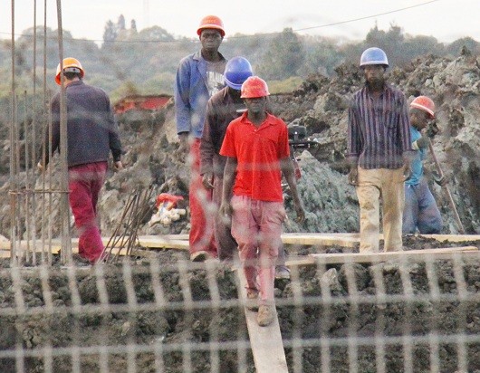 Công nhân Zimbabwe làm việc trên công trường