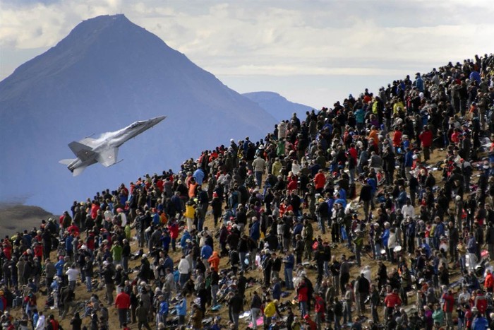 Đám đông chiêm ngưỡng chiếc máy bay chiến đấu F/A-18 Hornet trong cuộc trình diễn của Không lực Thụy Sĩ tại Bernese Oberland của Thụy Sĩ ngày 11/10.