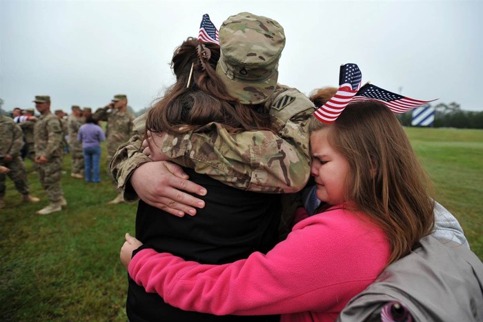 Mẹ và em gái binh nhì Derek Southard trong buổi lễ chào đón Tiểu đoàn 1, Trung đoàn 30 về nhà tại căn cứ Fort Stewart hôm 10/10. Khoảng 2.200 lính Mỹ thuộc Sư đoàn Bộ binh số 3 quân đội Mỹ đã được triển khai tại Afghanistan trong năm nay.