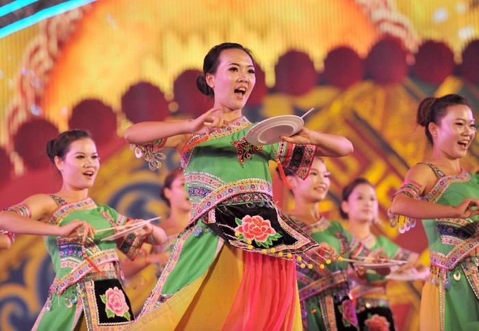 Các cô gái tại Khu tự trị dân tộc Choang tỉnh Quảng Tây trình diễn những điệu múa truyền thống