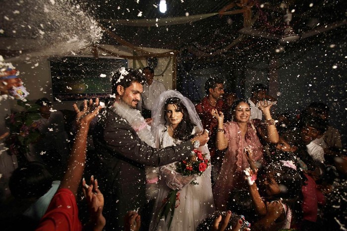 Chú rể Phaloos Sohtra đang giở mạng che mặt của cô dâu Shabana Gill trong đám cưới của họ tại nhà thờ Công giáo ở Islamabad, Pakistan hôm 05/10