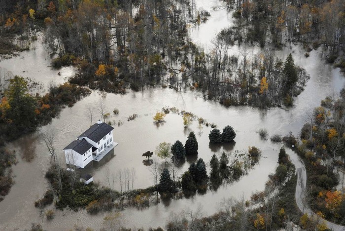 Nước lụt bao quanh ngôi nhà bên dưới một con đập trên sông Boardman miền nam thành phố Traverse, Michigan, Mỹ hôm 06/10. Trận lụt xảy ra khi con đập này được tháo nước trong năm giờ đồng hồ để trả lại dòng chảy tự nhiên cho con sông.