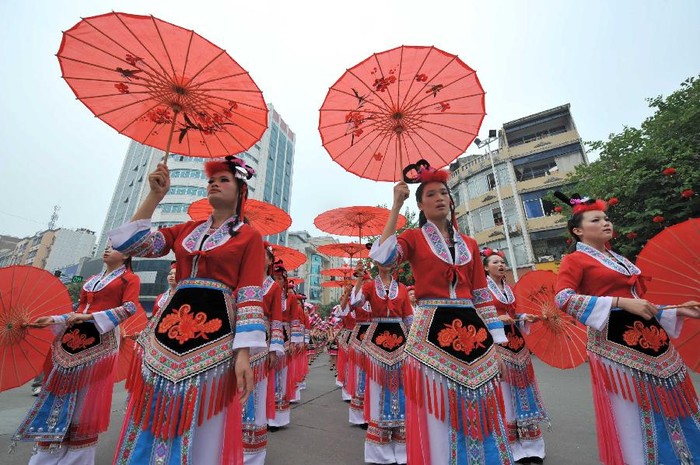 Các thiếu nữ trong trang phục dân tộc cổ truyền diễu hành trên đường phố