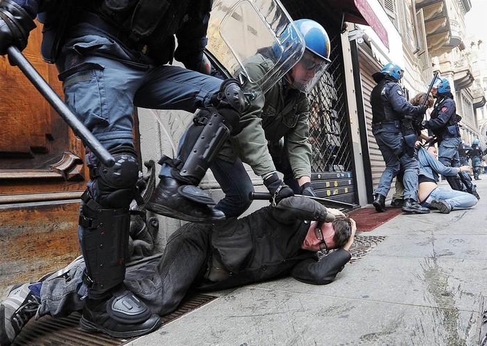 Cảnh sát chống bạo động bắt giữ người biểu tình trong cuộc biểu tình của sinh viên chống các biện pháp thắt lưng buộc bụng ở Turin, Ý hôm 05/10.