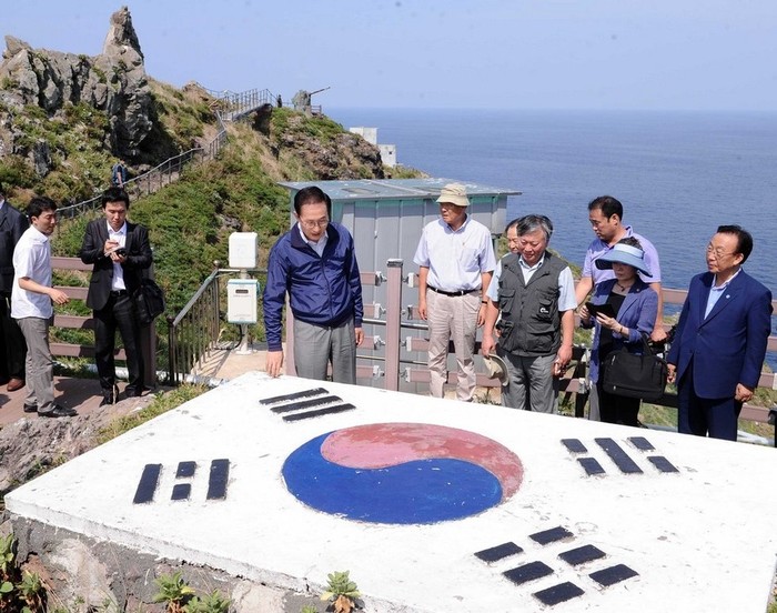 Tổng thống Hàn Quốc Lee Myung-Bak tới thăm nhóm đảo Takeshima/Dokdo