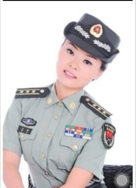 Nhậm Tiệp kiếm đâu đó được bộ quân phục với lon Thượng tá không quân Trung Quốc, chụp ảnh và tự tải lên mạng