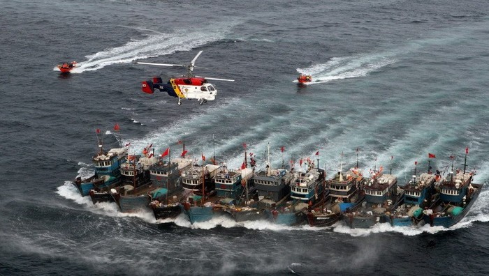 Cảnh sát biển Hàn Quốc dùng xuồng và trực thăng ngăn chặn tàu cá Trung Quốc xâm phạm vùng biển.