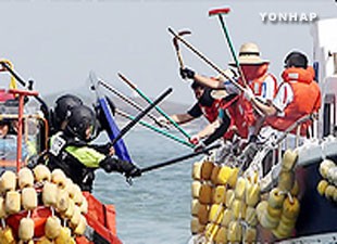Ngư dân Trung Quốc liều lĩnh và manh động dùng hung khí chống trả Cảnh sát biển Hàn Quốc