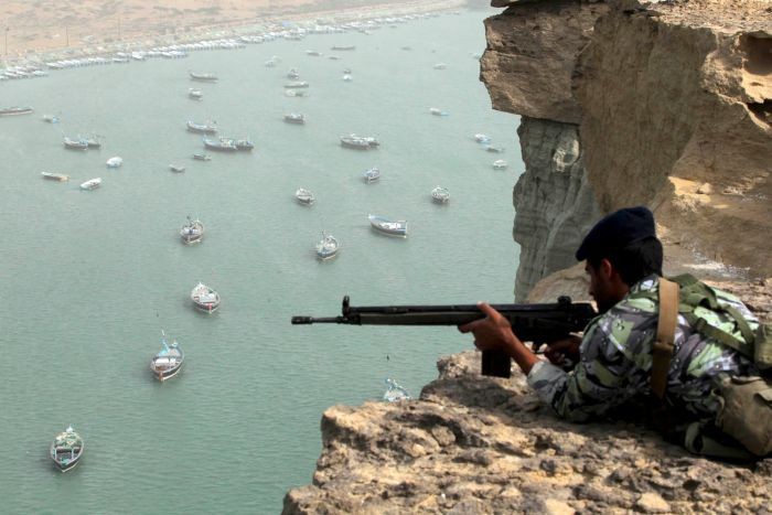 Một người lính Iran đang quan sát tàu bè qua lại eo biển Hormuz