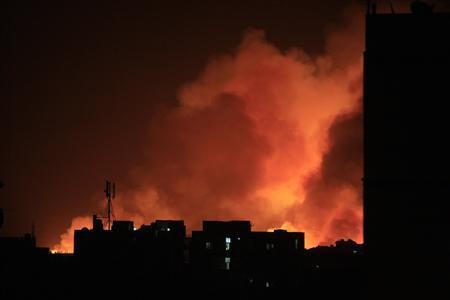 Khói lửa bốc lên trong vụ nổ tại nhà máy sản xuất vũ khí Yarmouk ở thủ đô Khartoum của Sudan