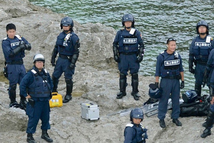 Cảnh sát biển Nhật Bản trên nhóm đảo Senkaku. Hiện Nhật Bản là nước kiểm soát thực tế nhóm đảo này.